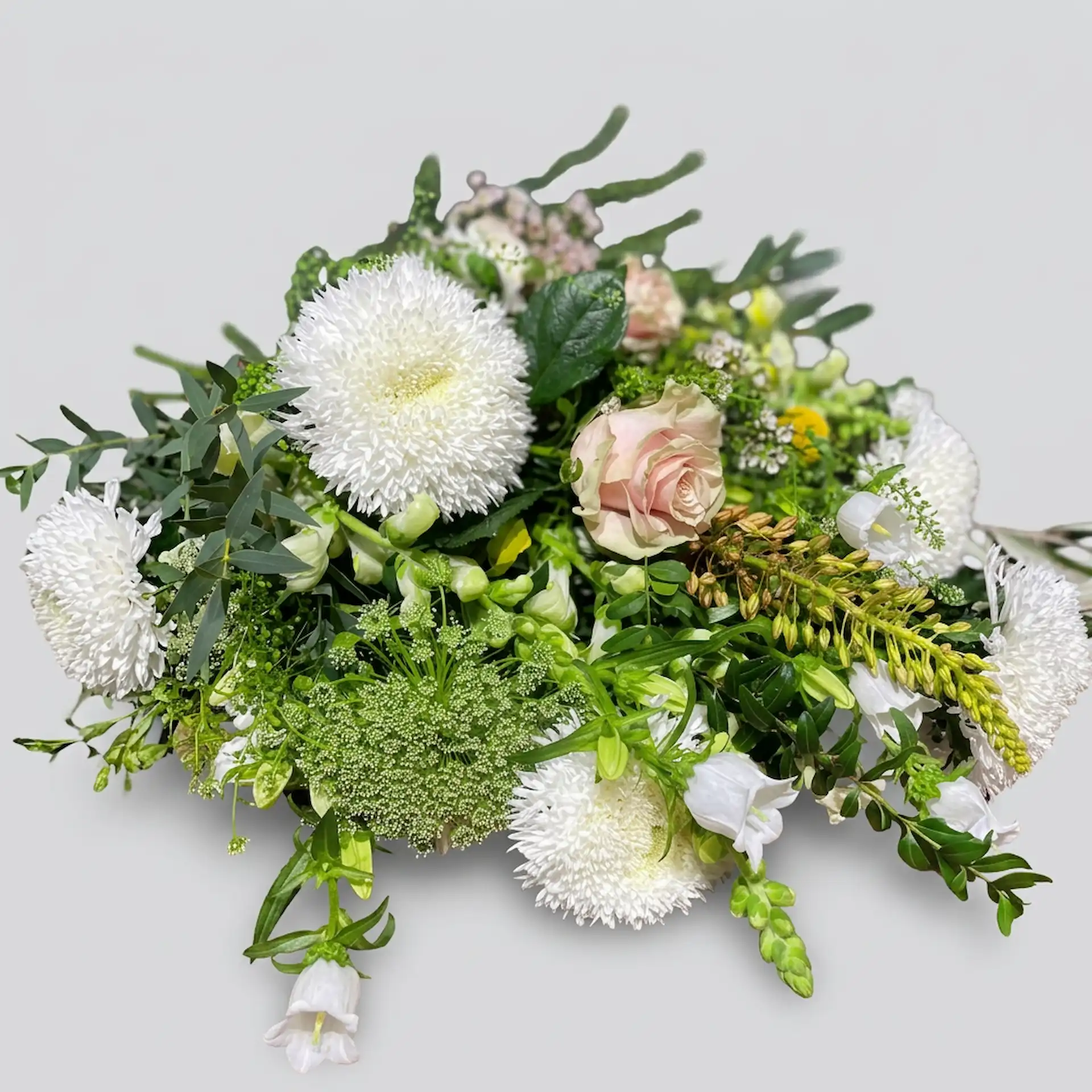 Gerbe à la main Éternité fleurs blanches et vertes pour cérémonie - La Maison Fleurie Douai