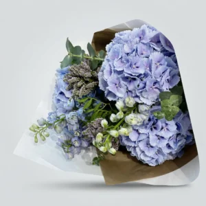 Bouquet bleu Forever Dolphin Love avec hortensias et delphiniums - La Maison Fleurie Douai