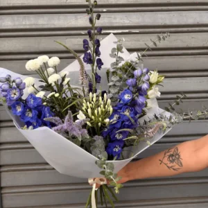 Bouquet de fleurs bleues spécial coupe du monde, composé de fleurs d'été résistantes à la chaleur.