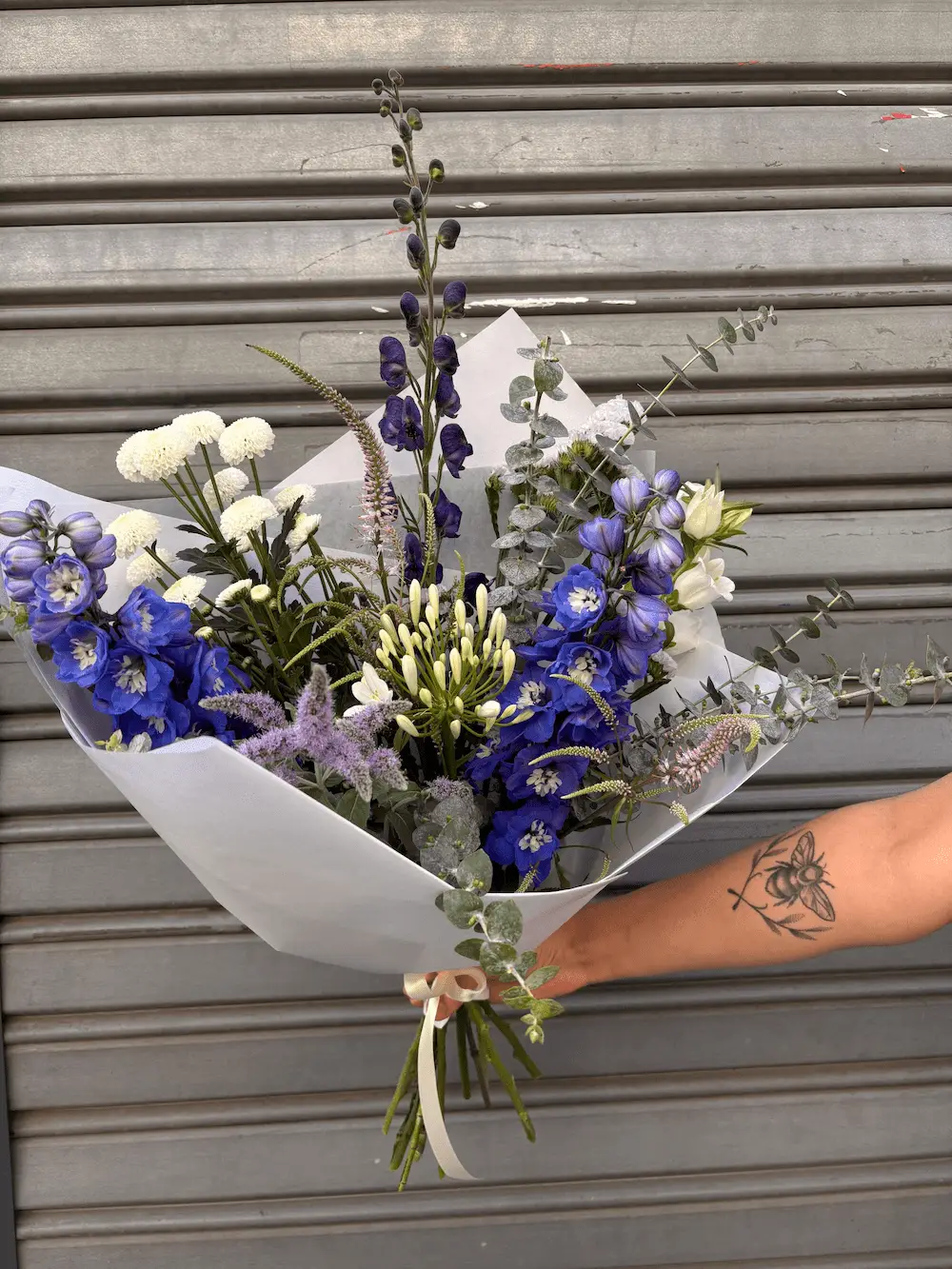 Bouquet de fleurs bleues spécial coupe du monde, composé de fleurs d'été résistantes à la chaleur.